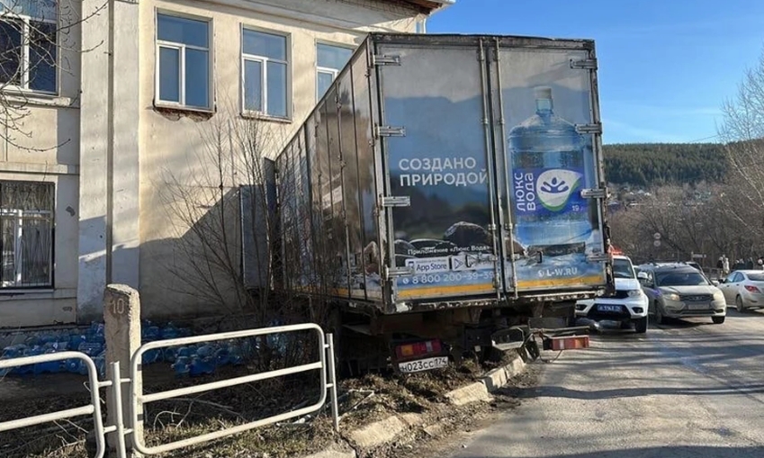 В Челябинской области грузовик врезался в здание горбольницы в Миассе