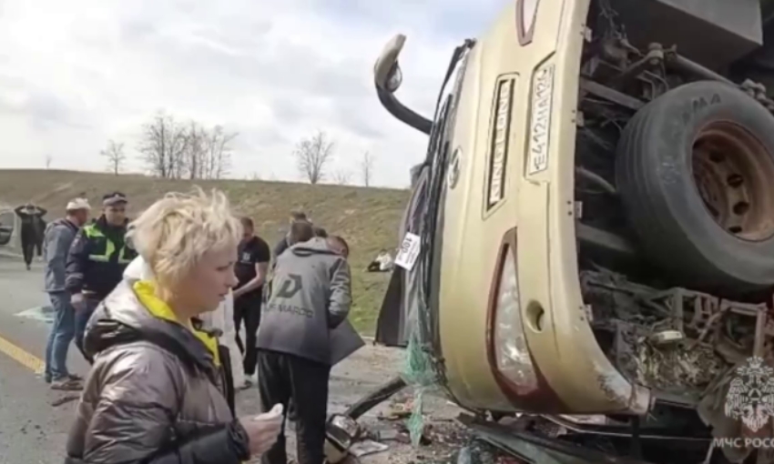 В Ростовской области перевернулся пассажирский автобус