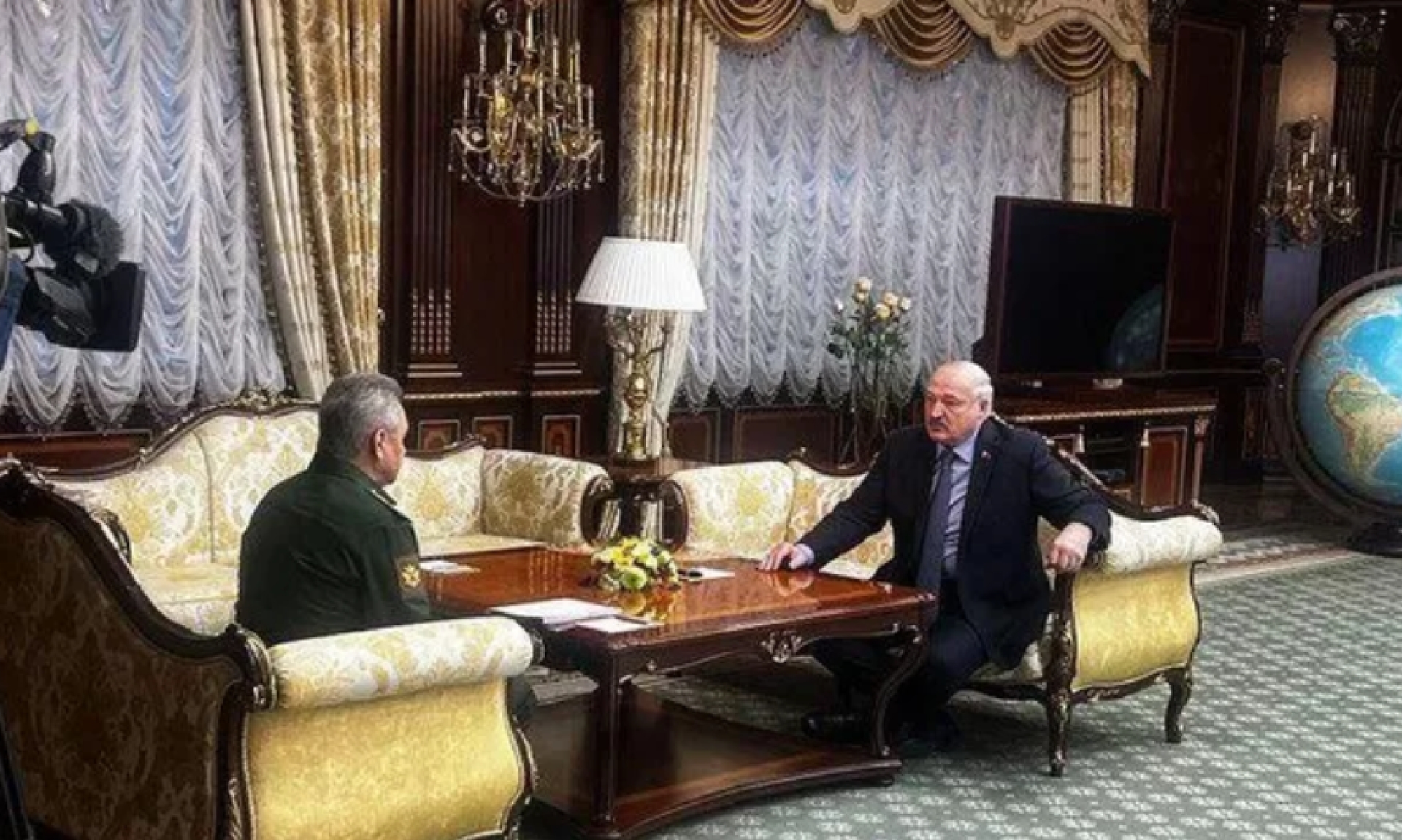 Лукашенко на переговорах с Шойгу попросил дать гарантии защиты от внешней агрессии