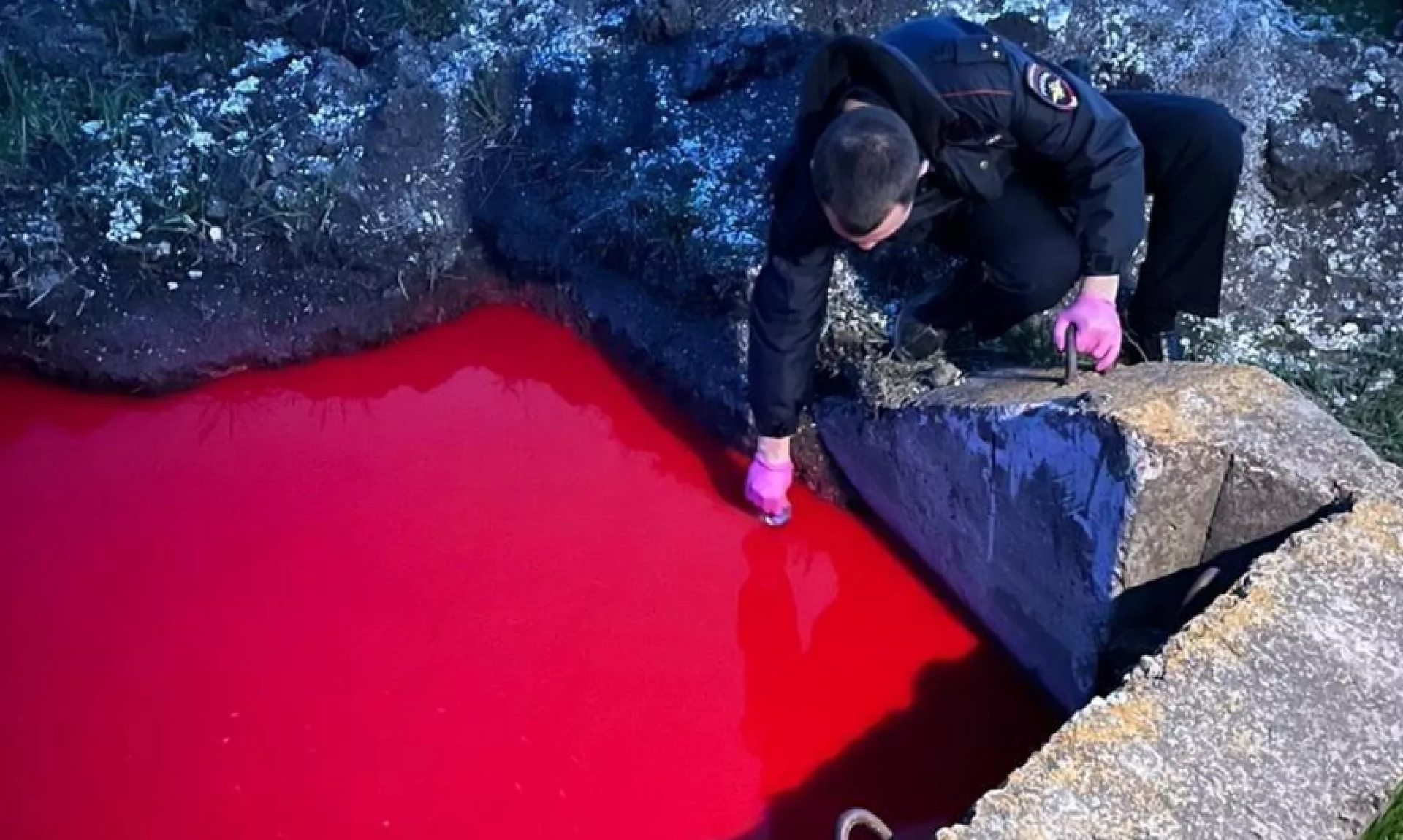 В Белгородской области разбираются в причинах появления красных водоемов с резким запахом