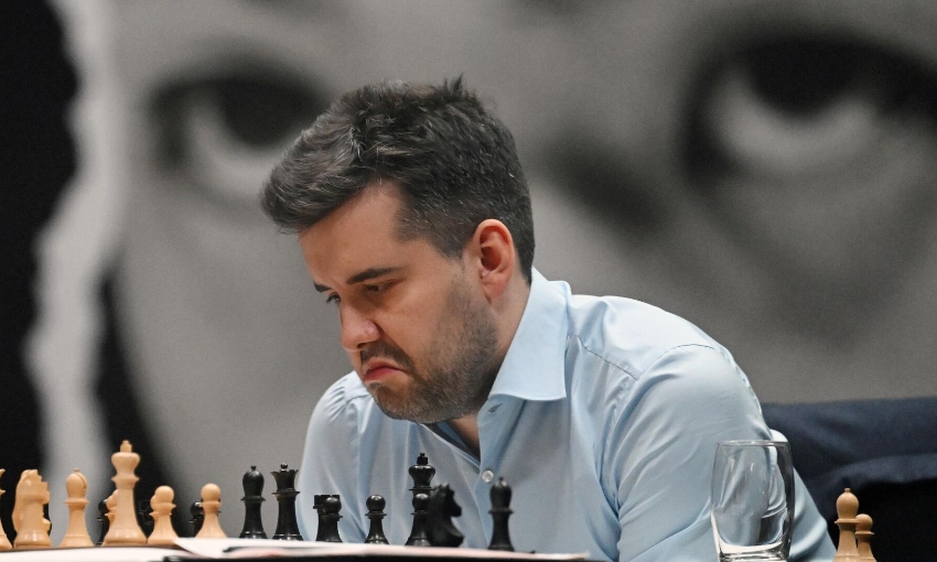 Ян Непомнящий проиграл Дин Лижэню в шестой партии матча за мировую шахматную корону