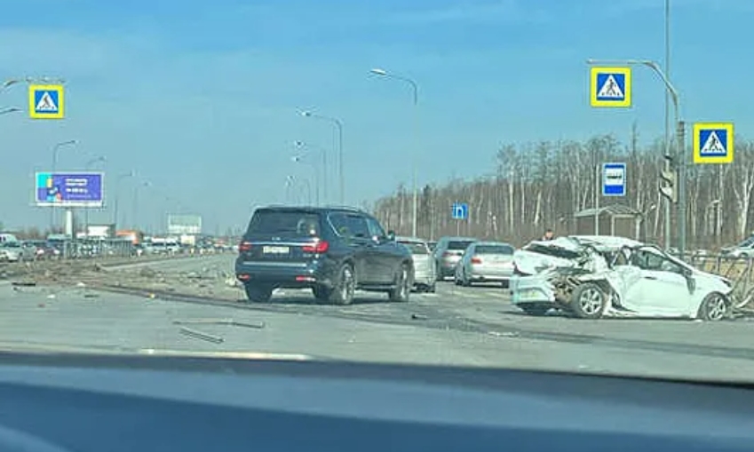 Массовая авария с фурой произошла в Санкт-Петербурге, пострадали восемь человек