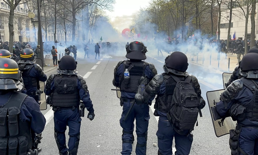 Полиция во Франции забирала кастрюли у протестующих перед приездом Макрона