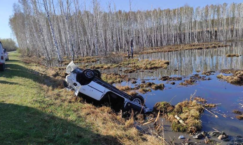 В Красноярском крае автомобиль упал в воду с обрыва, погибли пять человек