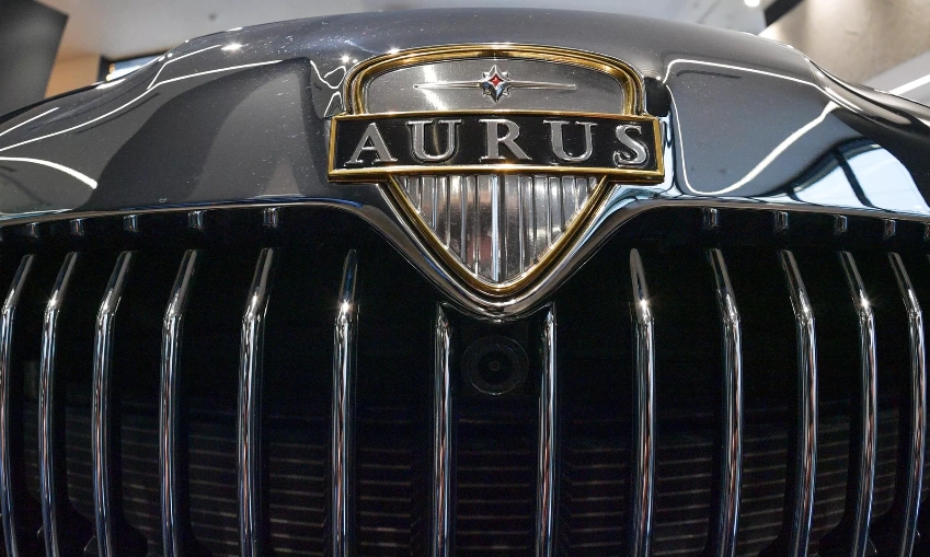 В центре Москвы люксовый автомобиль бренда Aurus попал в аварию