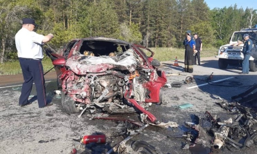 В Омской области пять человек погибли в загоревшемся после ДТП автомобиле