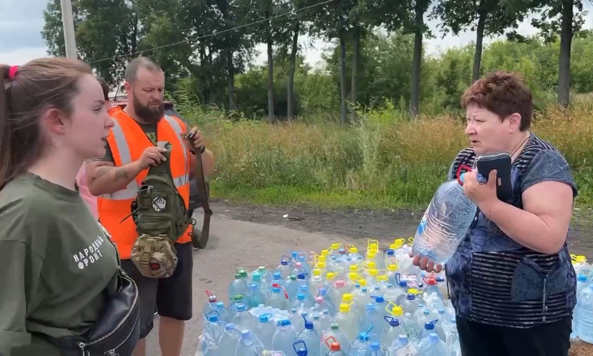 Представители Народного фронта раздают питьевую воду тем, кто застрял в пробках Ростовской и в Воронежской областях