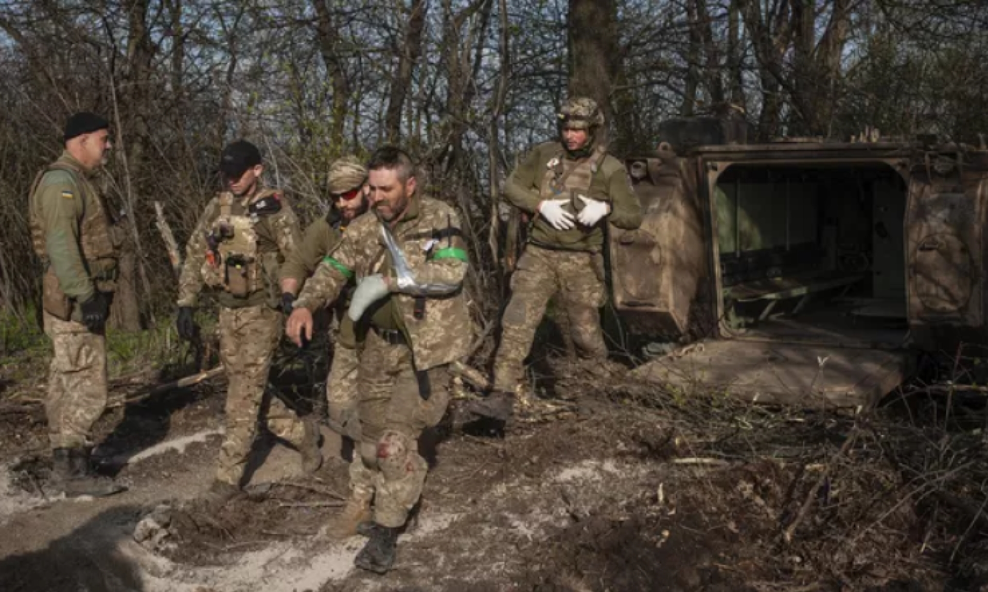 РИА "Новости": ВСУ ушли в глухую оборону под Артемовском, дорога снабжения перекрыта