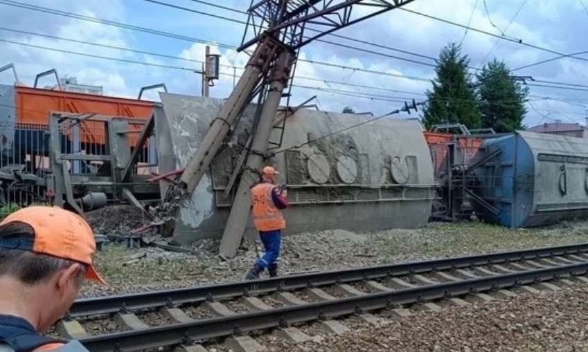 На юге Москвы сошли с рельсов вагоны с цементом