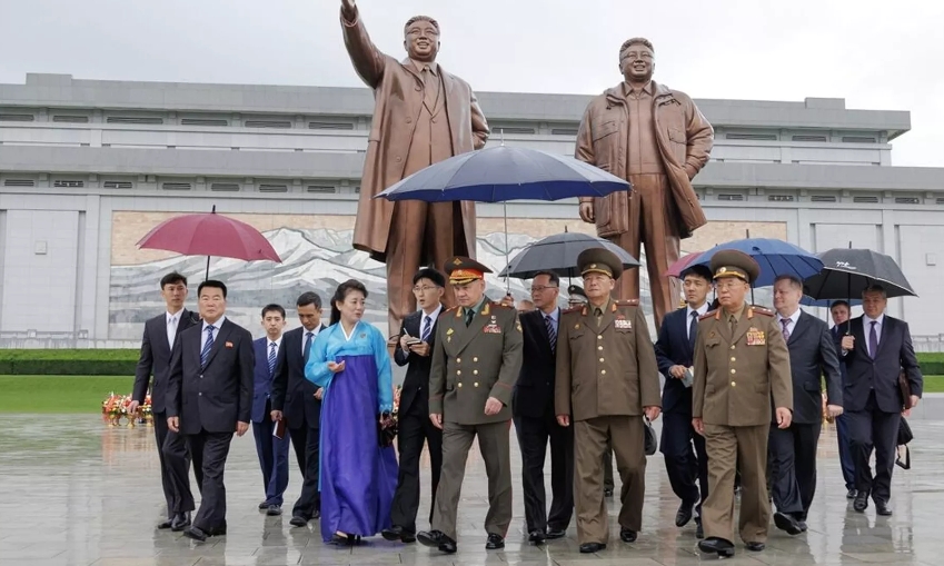 Ким Чен Ын показал Шойгу новейшие северокорейские беспилотники