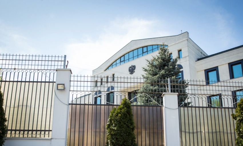 Водитель автомобиля "Мерседес" врезался в ворота посольства России в Кишиневе