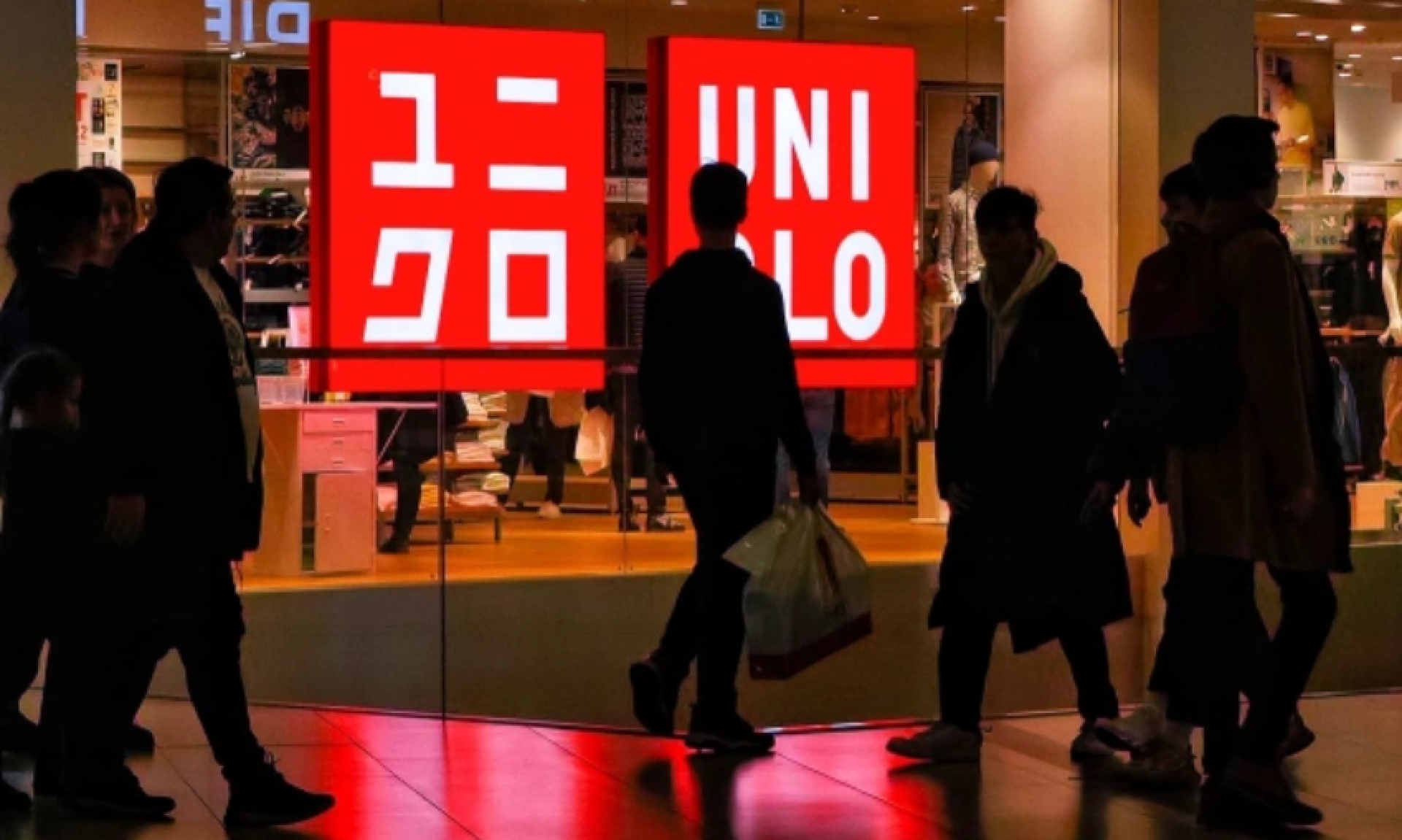 "Ведомости": Uniqlo отказалась от аренды площадей для магазинов и ушла из России