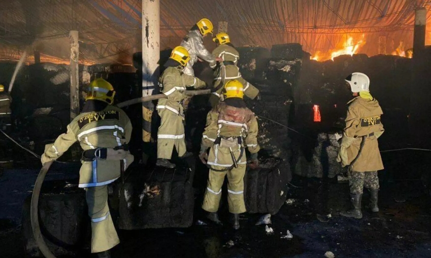 Из-за пожара на складе в Ташкенте погиб подросток, пострадали 163 человека