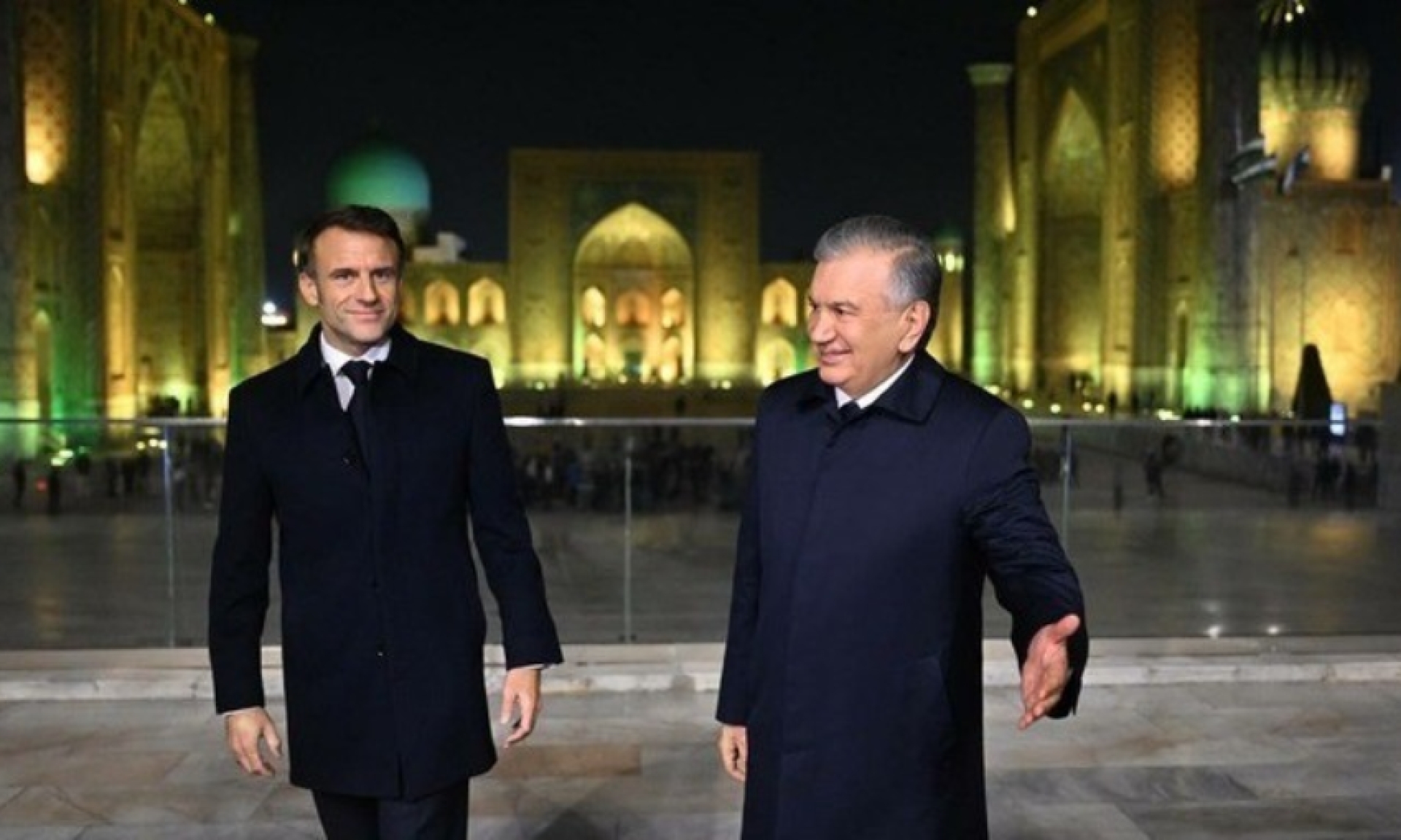 Урановый Макрон: французский президент на "гастролях" в Центральной Азии