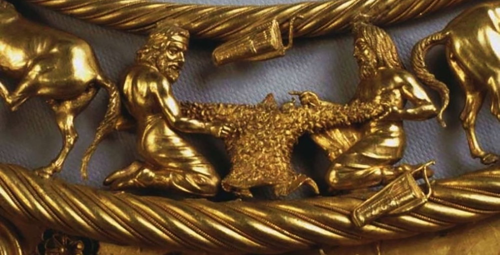 Скифское золото доставили на Украину