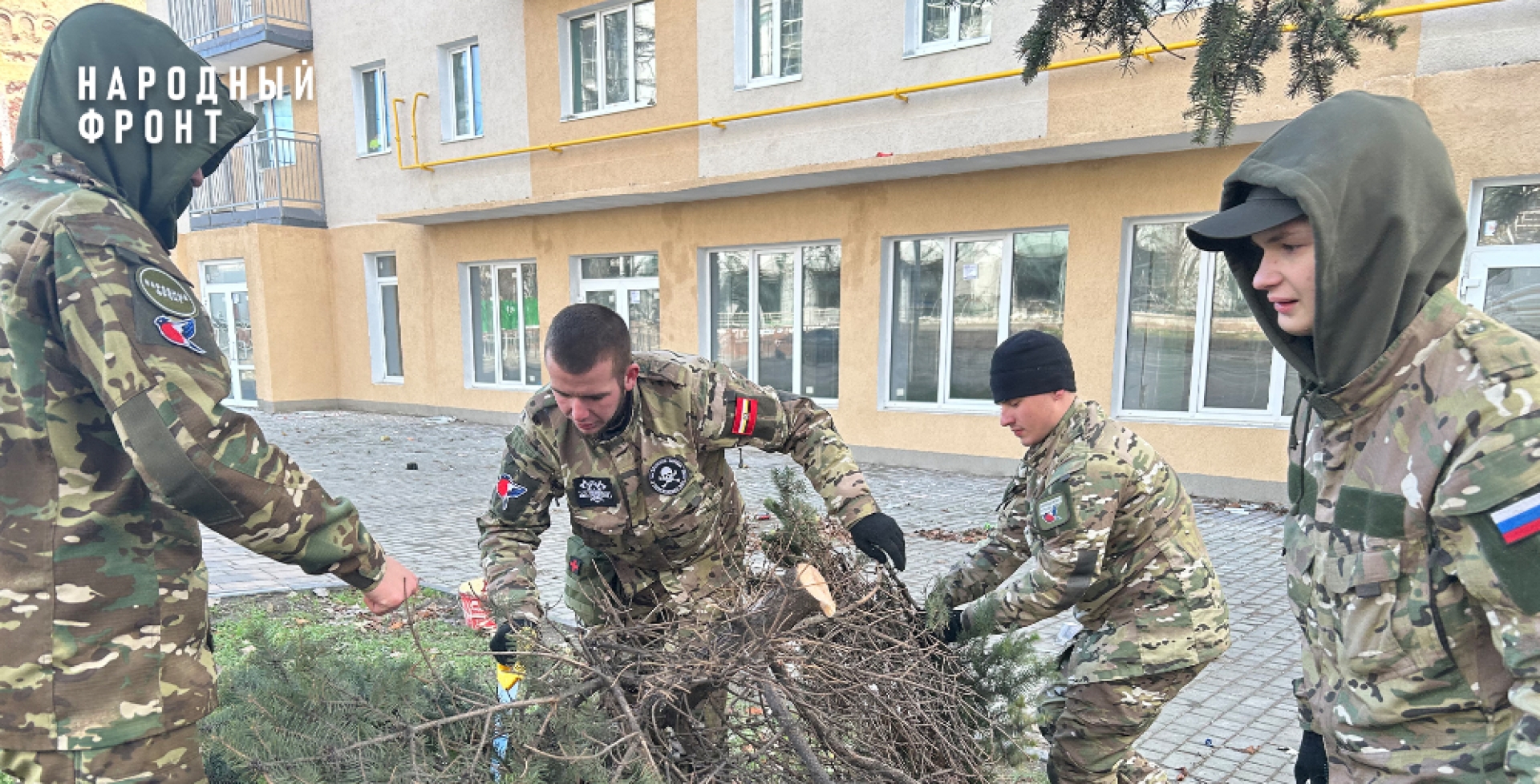 Волонтёры молодёжного крыла Народного фронта помогают ликвидировать последствия ураганов на юге страны