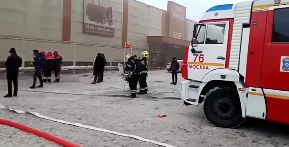 Два человека пострадали при пожаре на рынке "Садовод" в Москве