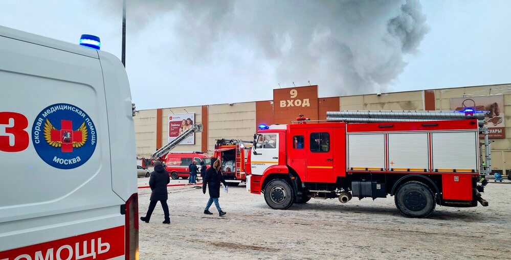 Два человека пострадали при пожаре на рынке "Садовод" в Москве