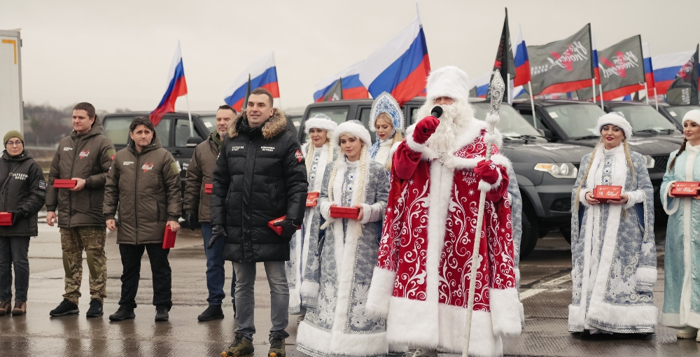 В Ростове-на-Дону представители Народного фронта вручили военным Новогодний сбор и 140 УАЗов