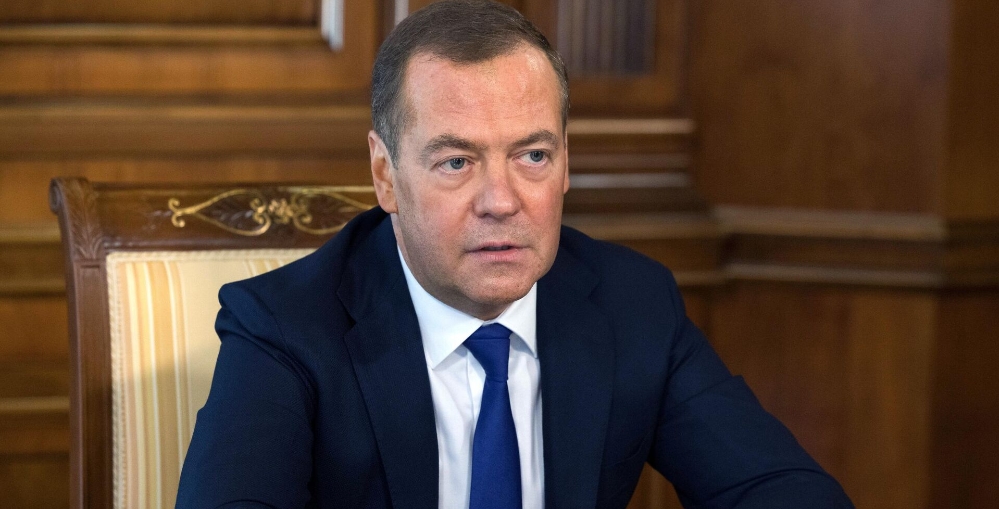 Медведев заявил, что при появлении на Украине иностранной военной базы РФ ударит по ней