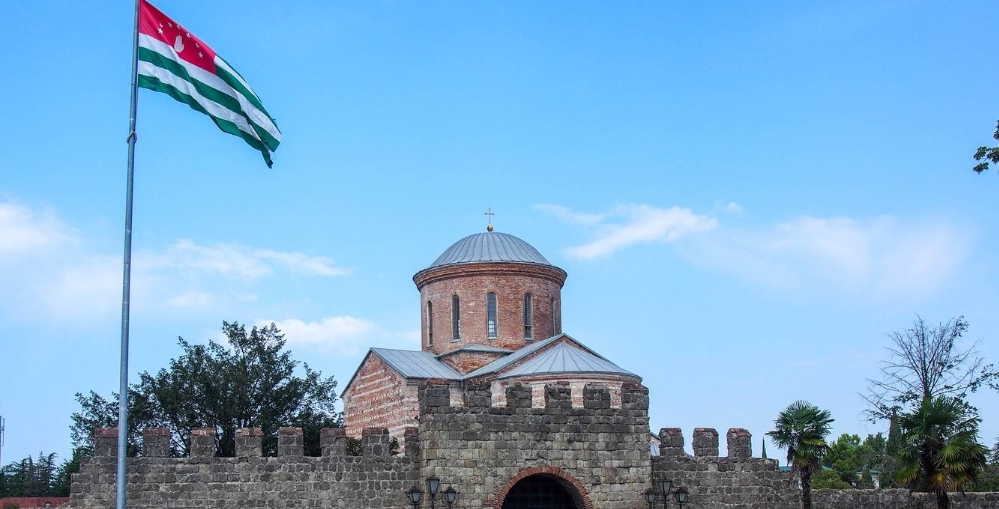 В Абхазии началась акция протеста из-за передачи госдачи в Пицунде России