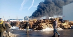 Девять человек пострадали при пожаре на заводе в Шахтах