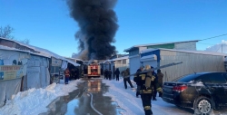Площадь пожара на рынке в Самаре возросла до 1 тысячи кв. метров 