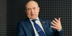 Малинкович представил в ЦИК подписи для регистрации на выборах президента РФ
