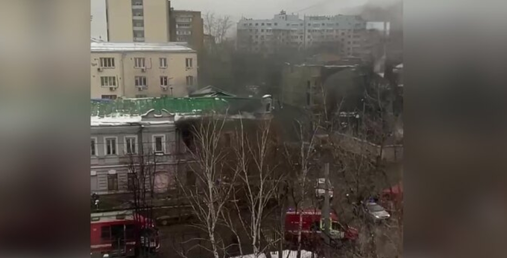 В центре Москвы загорелось здание горкома КПРФ и пожарная часть