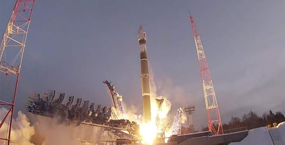 С космодрома Плесецк стартовала ракета-носитель "Союз-2.1в" со спутником Минобороны 