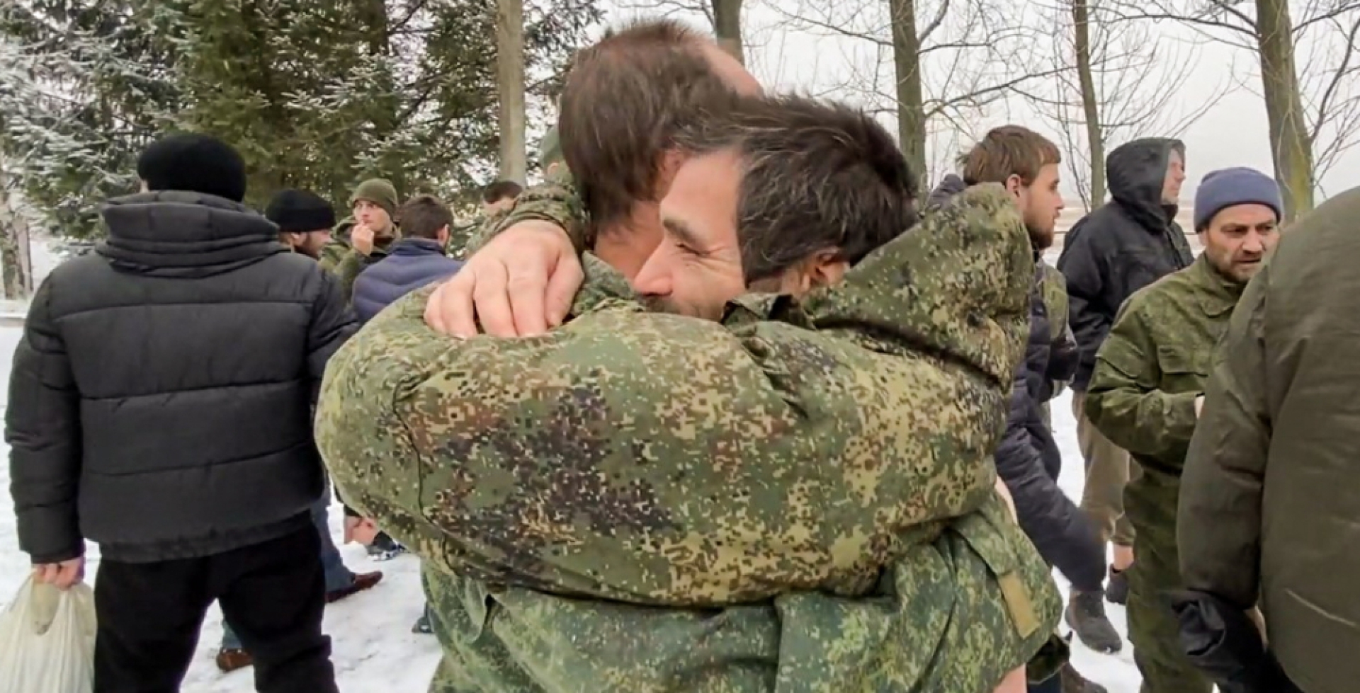 Освобожденные из украинского плена военные вернулись в Москву 