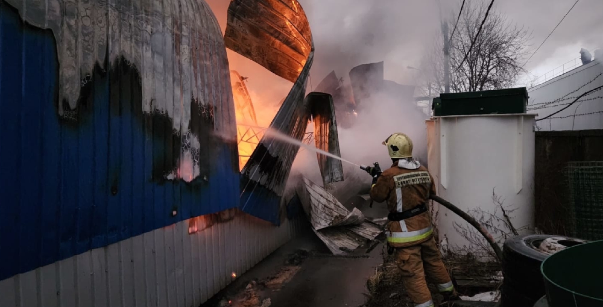 В районе Южной ТЭЦ на Софийской произошел сильный пожар