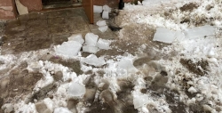 В Екатеринбурге глыба льда рухнула на трехлетнего ребенка