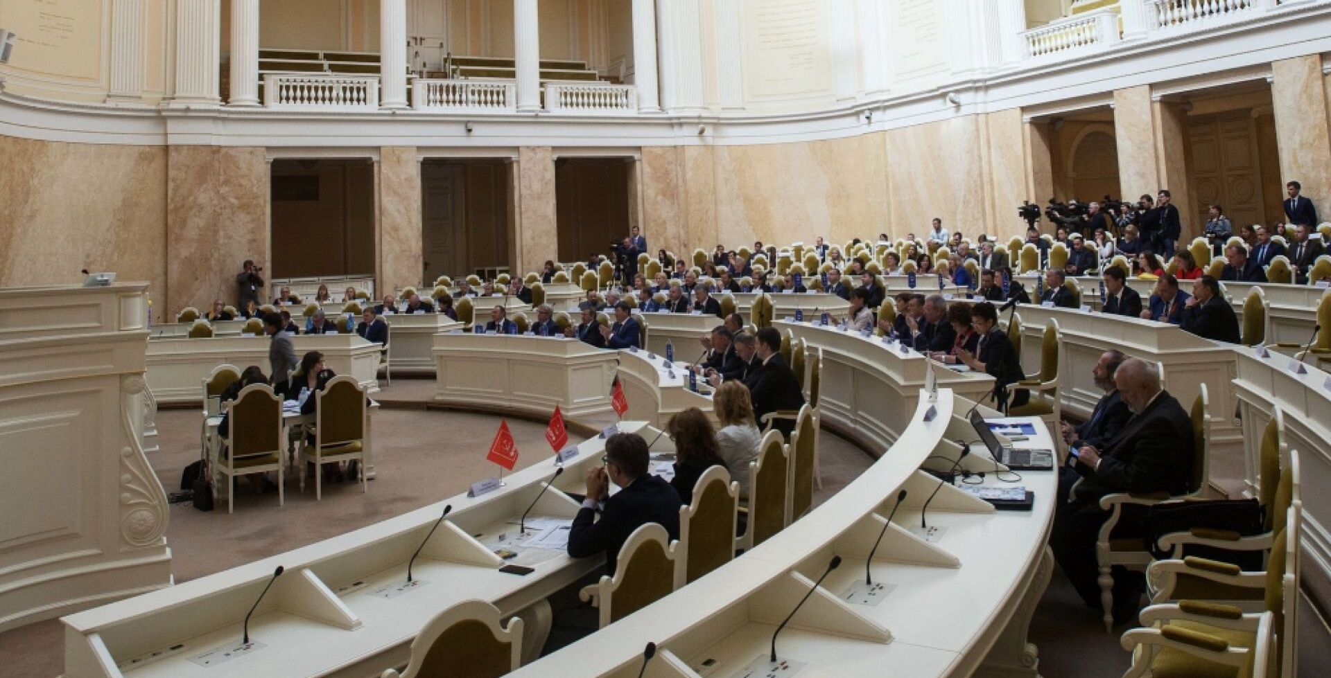 Парламент Петербурга решил распустить МО "Лиговка-Ямская" и "Смольнинское" 