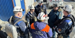 Спасатели продолжают устанавливать связь с горняками на руднике "Пионер"