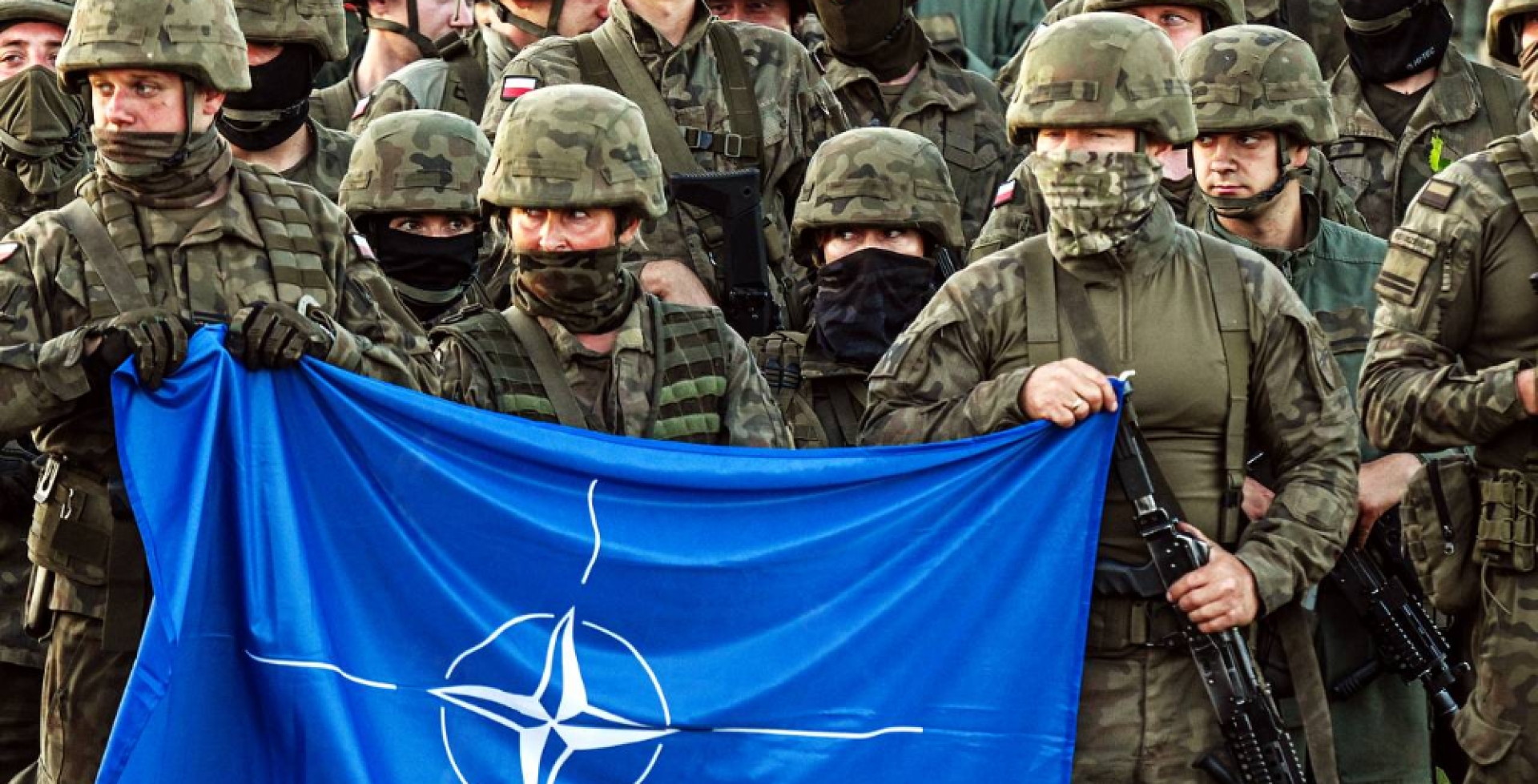 Министр обороны РФ заявил, что НАТО вплотную приблизилась к границам России 