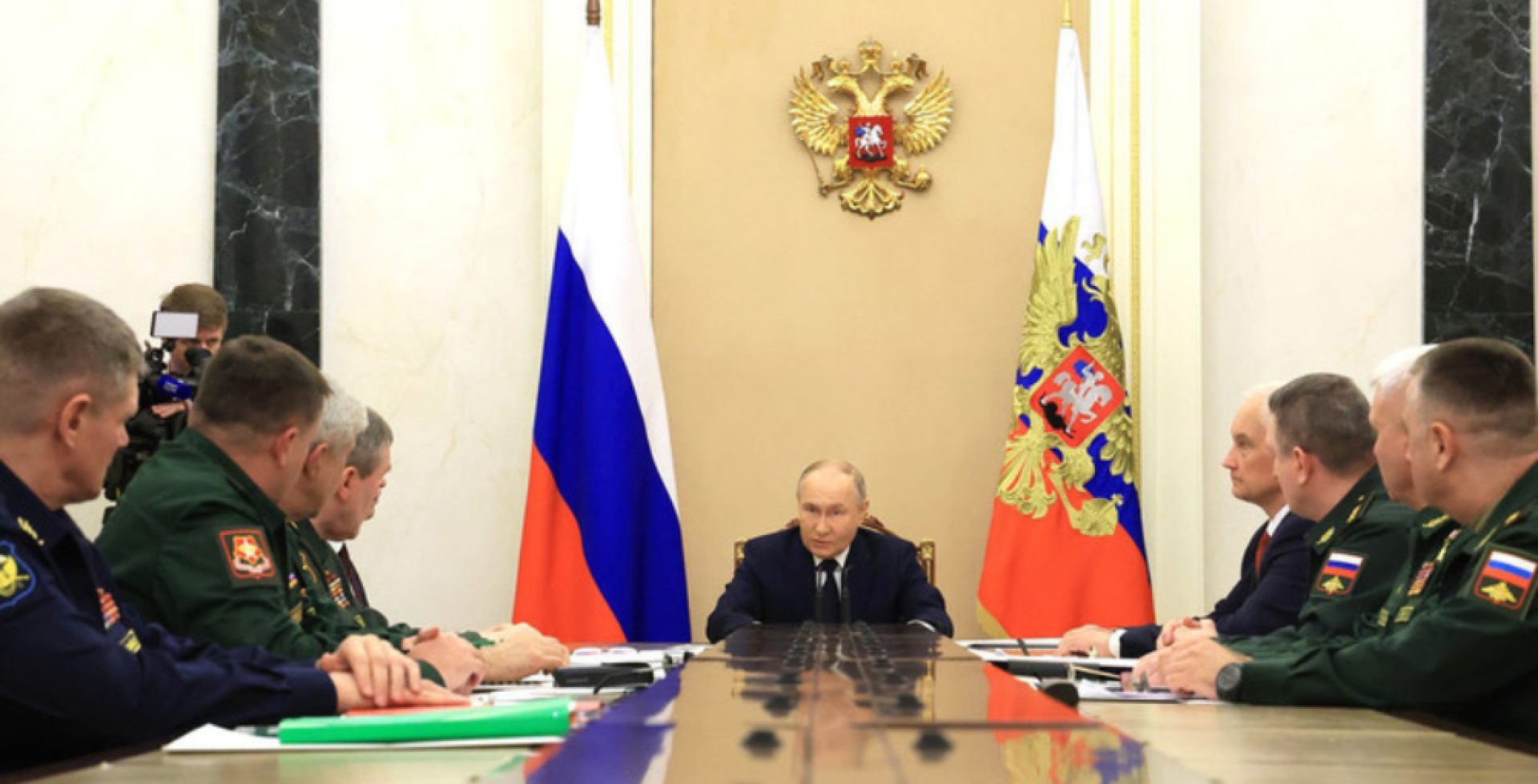 Президент с Белоусовым и Шойгу встретился с командующими военными округов 