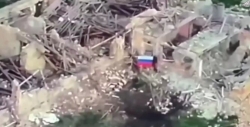 Российские военные развернули флаг в освобожденной Клещеевке
