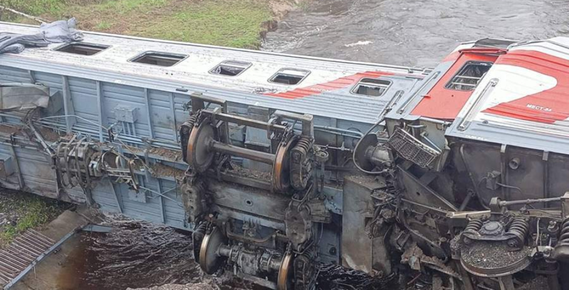 Тело третьего погибшего найдено в сошедшем с рельсов поезде в Коми