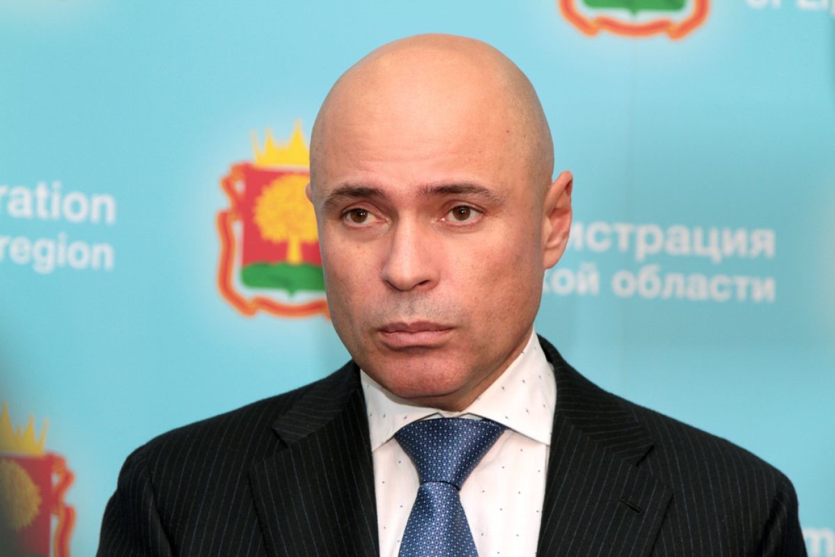 Дорогое пальто и семейный бизнес: липецкий губернатор Артамонов идет на новый срок
