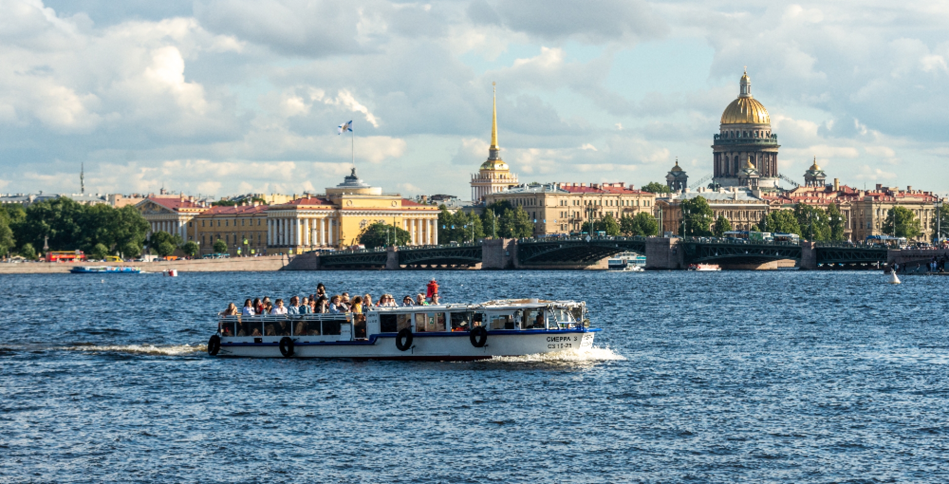 У Дворцового моста в Петербурге столкнулись два теплохода