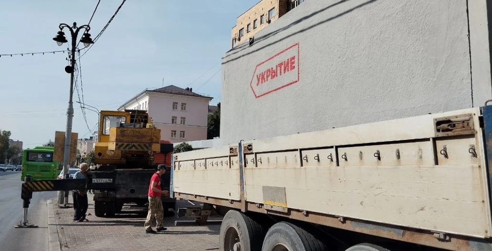 В Курске началась установка железобетонных укрытий