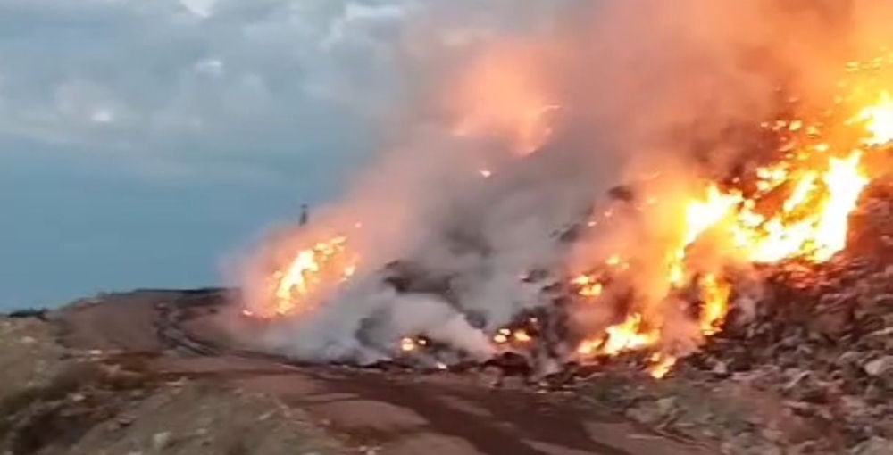 В Новороссийские горит мусорный полигон