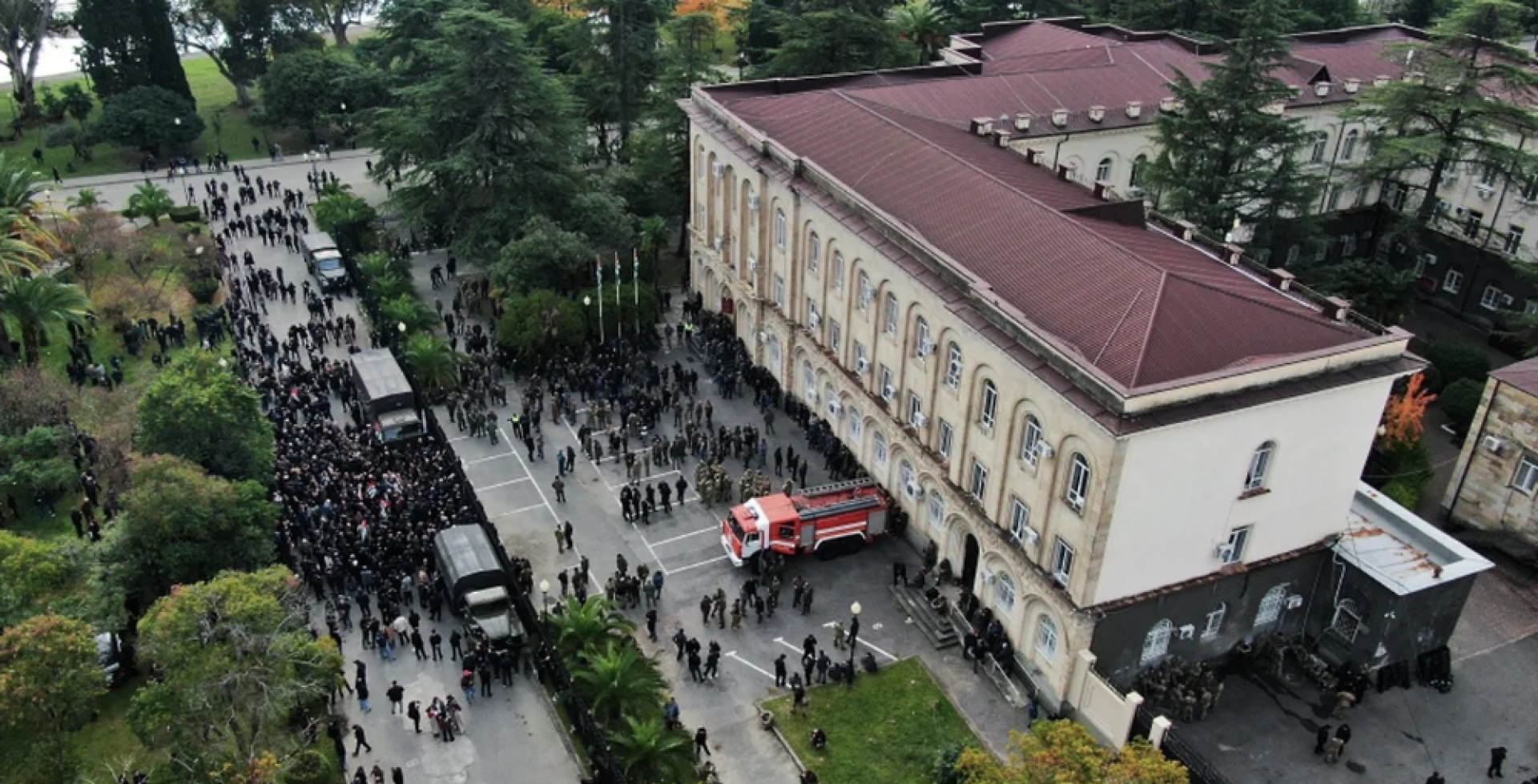 В Абхазии протестующие полностью окружили комплекс правительственных зданий