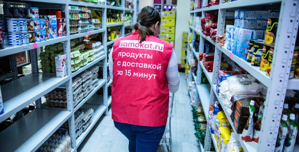 Роспотребнадзор изъял более двух тонн продукции со складов "Самоката"